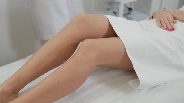 Hermosas piernas de una mujer joven antes de depilarse con láser. — Vídeos de Stock