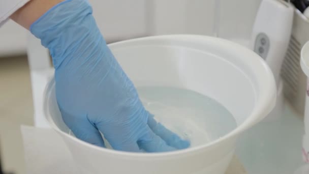 Esthéticienne professionnelle lave les serviettes à l'eau chaude. — Video