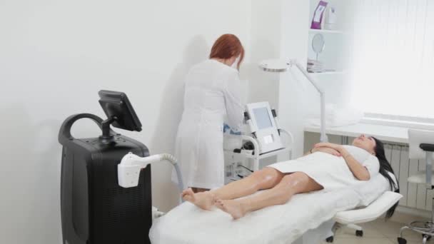 Professional beautician woman wipes her feet after laser hair removal. — Stockvideo