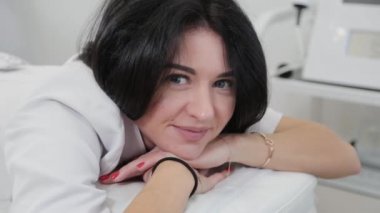 Lazer tüy dökümünden sonra güzel mutlu bir kadın..