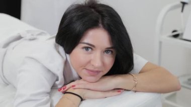 Lazer tüy dökümünden sonra güzel mutlu bir kadın..