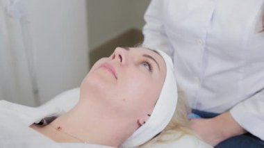 Kozmetik ameliyattan önce güzel bir kadın yüzü.