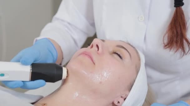 Profesjonalna kosmetyczka robiąca karboksyterapię na twarzy klienta. — Wideo stockowe
