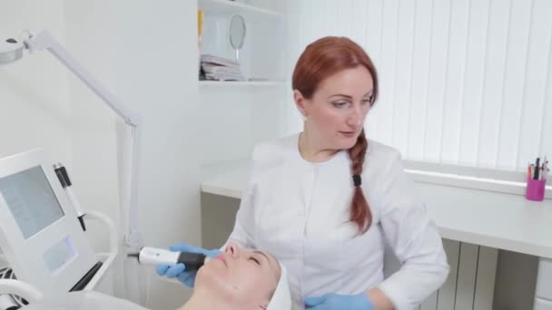 Profesionální kosmetička dělá karboxyterapie stroj na tváři klienta. — Stock video