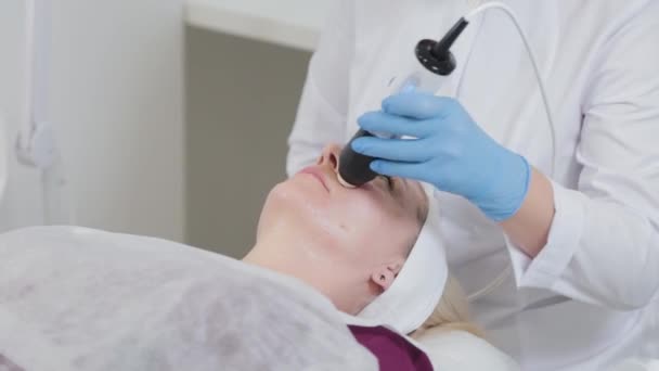 Professionele schoonheidsspecialiste vrouw doet carboxytherapie machine op het gezicht van een klant. — Stockvideo