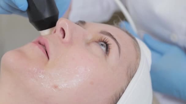 Professionele schoonheidsspecialiste vrouw doet carboxytherapie machine op het gezicht van een klant. — Stockvideo