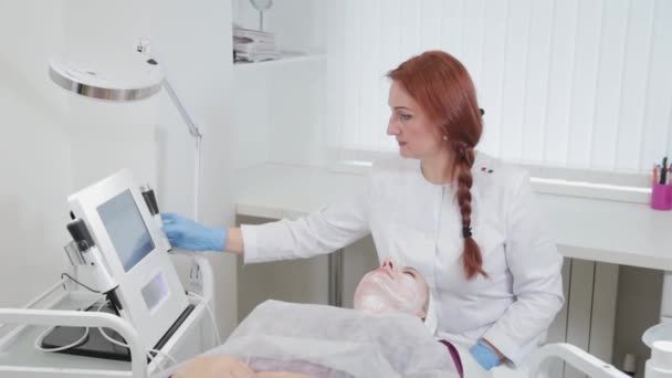 Professionele schoonheidsspecialiste past het apparaat voor carboxytherapie in de schoonheidssalon aan. — Stockvideo