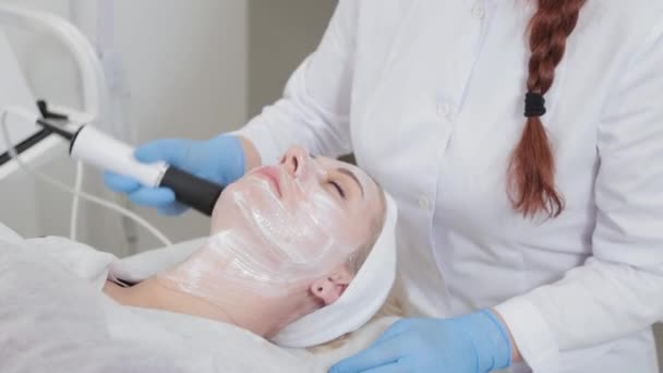 Professionele schoonheidsspecialiste vrouw doet gezichtsmassage met carboxytherapie apparaat in de schoonheidssalon. — Stockvideo