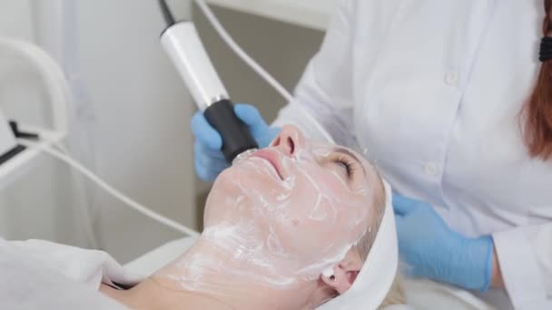 Profesionální kosmetička dělá masáž obličeje s karboxyterapie zařízení v salonu krásy. — Stock video