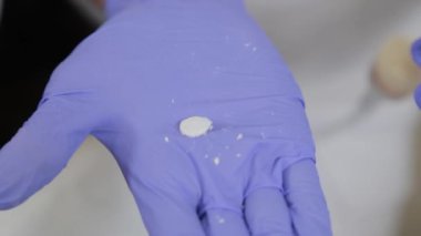 Kadın güzellik uzmanı cilt bakımının sonuçlarını gösteriyor..