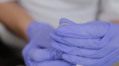 Kadın güzellik uzmanı cilt bakımının sonuçlarını gösteriyor..