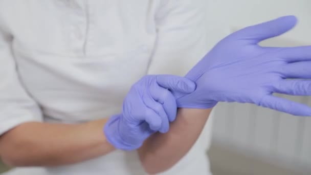 Femme esthéticienne portant des gants en caoutchouc. — Video