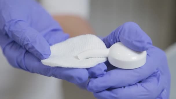 Esthéticienne professionnelle verse du tonique sur des tampons de coton. — Video