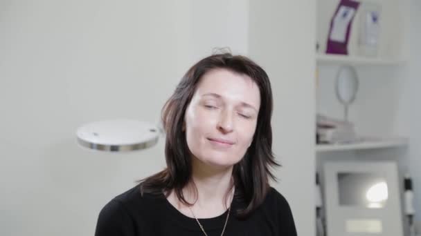 Mujer tras cosmetología. Retrato de una hermosa mujer feliz. — Vídeos de Stock