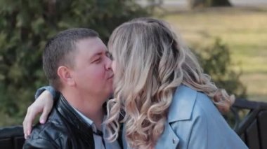 Parkta birbirine aşık bir çift birbirlerine bakıyorlar..