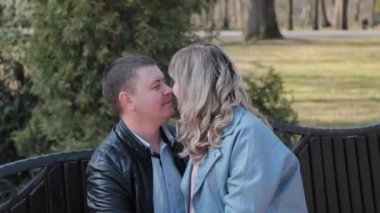 Parkta birbirine aşık bir çift birbirlerine bakıyorlar..