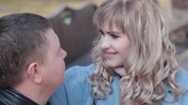 Parkta birbirine aşık bir çift birbirlerine bakıyorlar..