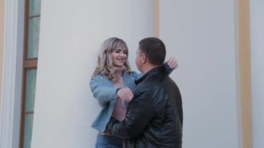 Parktaki sütunlarda birbirine aşık çiftler kucaklaşır..