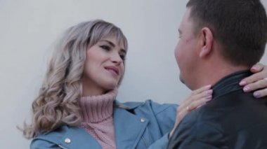 Parktaki sütunlarda birbirine aşık çiftler kucaklaşır..