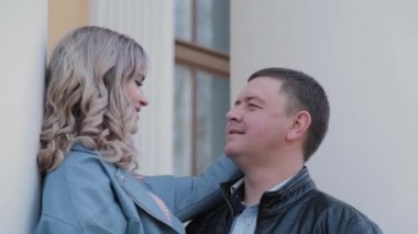 Parktaki sütunlarda birbirine aşık çiftler kucaklaşır..