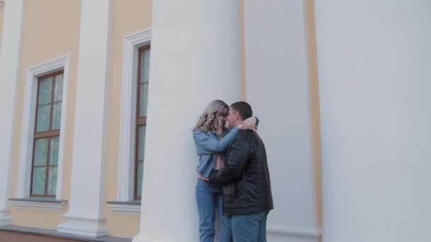 Пара закоханих обіймає колони в парку . — стокове відео