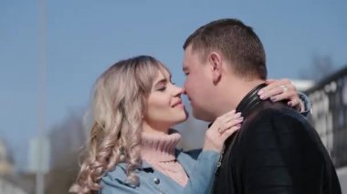 Birbirine aşık bir çift beton bir merdivende sarılıyor..