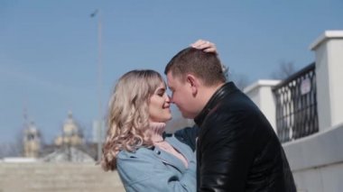 Birbirine aşık bir çift beton bir merdivende sarılıyor..