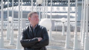 Rıhtımdaki bir adamın yakışıklı portresi..