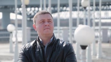 Rıhtımdaki bir adamın yakışıklı portresi..