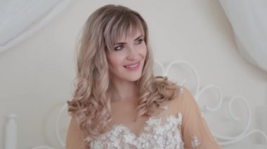 Bir kadın, bir erkeğin kafasını yatakta okşuyor..