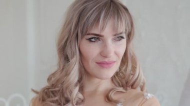 Sevgililer odada nazikçe sarılırlar..