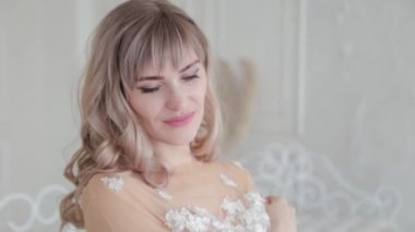 Beyaz odada giyinmiş güzel bir kadın.