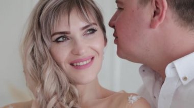 Sevgililer odada nazikçe sarılırlar..