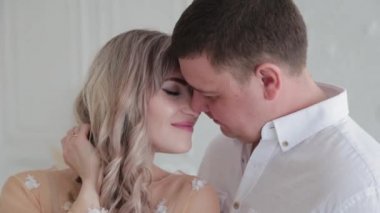 Sevgililer odada nazikçe sarılırlar..