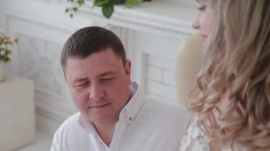 Sevgililer fotoğraf stüdyosunun ışık odasında güneşlenir..