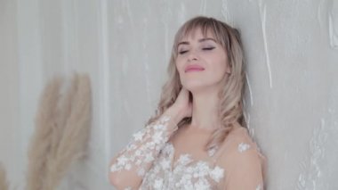 Sevgililer odada duvara sarılır..