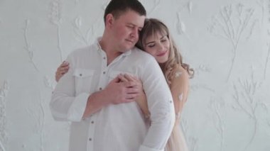 Sevgililer fotoğraf stüdyosunun ışık odasında güneşlenir..