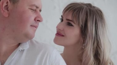 Sevgililer fotoğraf stüdyosunun ışık odasında güneşlenir..