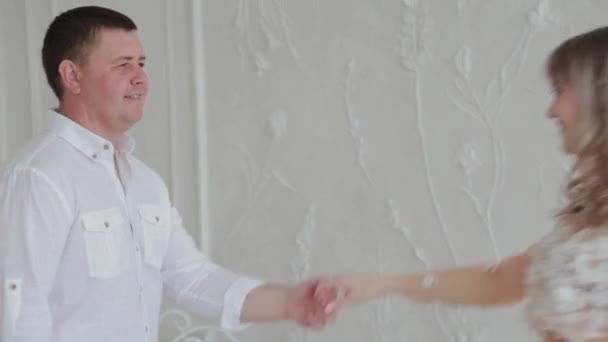 Hermoso hombre y mujer bailando danza. — Vídeos de Stock