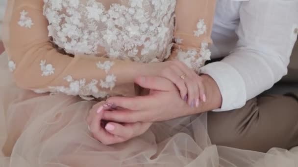 Hezký muž hladí ženy ruku. — Stock video
