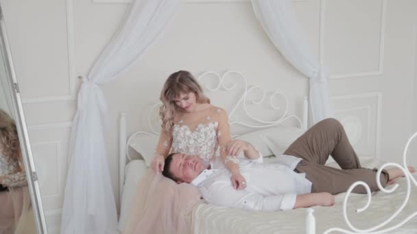 Hombre y mujer guapos en la cama. — Vídeos de Stock