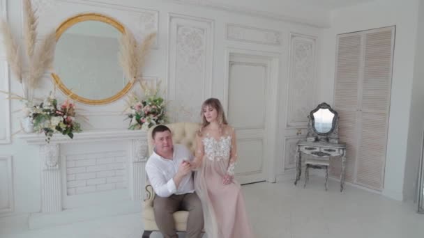 Lovers bask in the light room of the photo studio. — Stock Video
