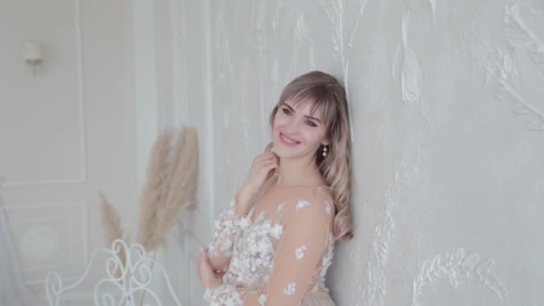 Belle femme en robe en chambre blanche. — Video