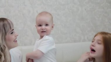 Mutlu mutlu bir aile yatağın üstünde.