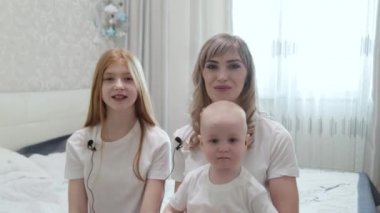 Mutlu mutlu bir aile yatağın üstünde.