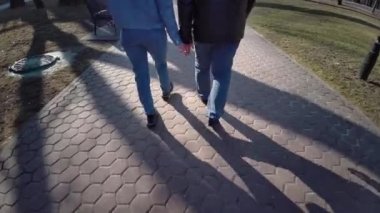 Parkta birbirine aşık bir çift birbirlerine bakıyorlar..