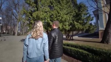 Parkta birbirine aşık bir çift birbirlerine bakıyorlar..