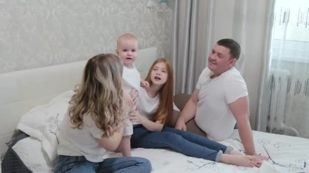 Alegre familia feliz en la cama. — Vídeos de Stock