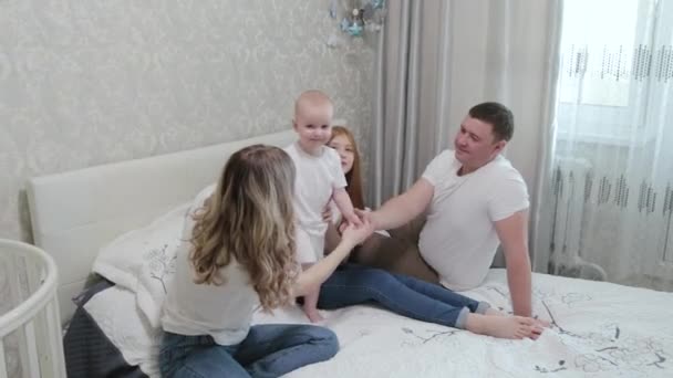 Cheerful happy family on the bed. — Stock Video