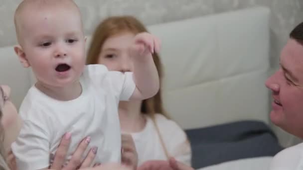 Alegre familia feliz en la cama. — Vídeo de stock